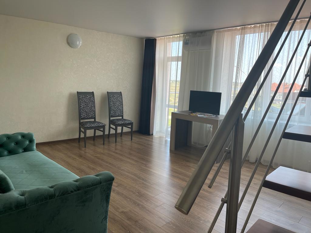 Двухуровневый большой семейный номер с балконом 6-7х гостей и видом во двор в (Корпус Б)