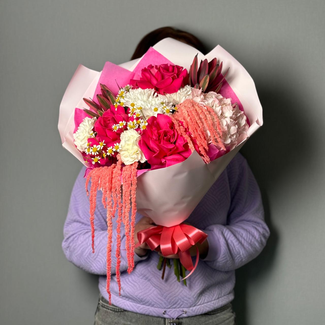 Букет с французскими розами и амарантом