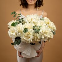 15 французских роз в шляпной коробке (сорт Мондиаль)