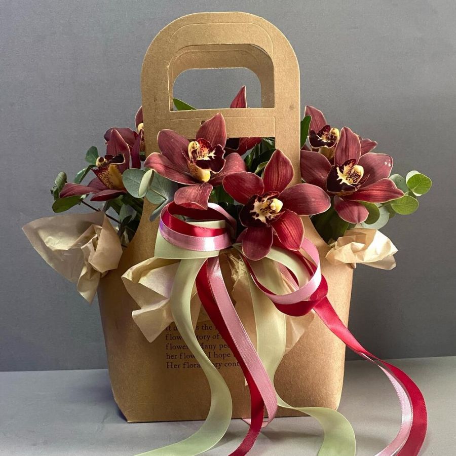 Шоколадная орхидея в крафтовой сумочке