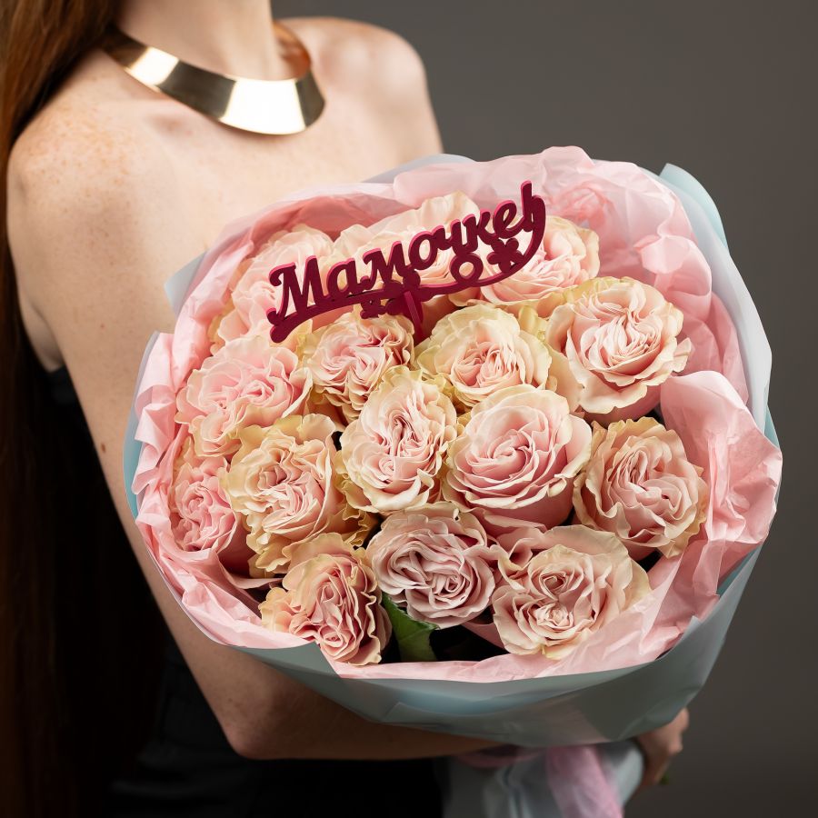 Роза розовая 15 шт (пинк подиаль) + топпер "Маме"