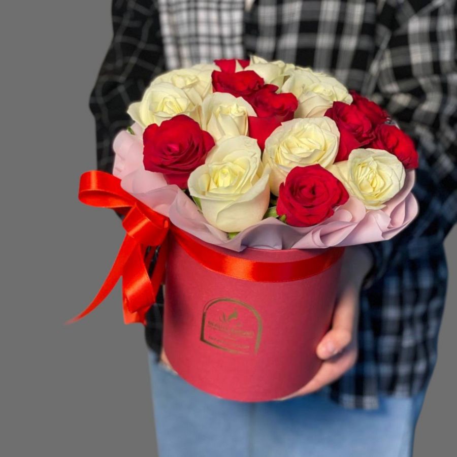 Роза 50см белая + красная в шляпной коробке (21 шт)