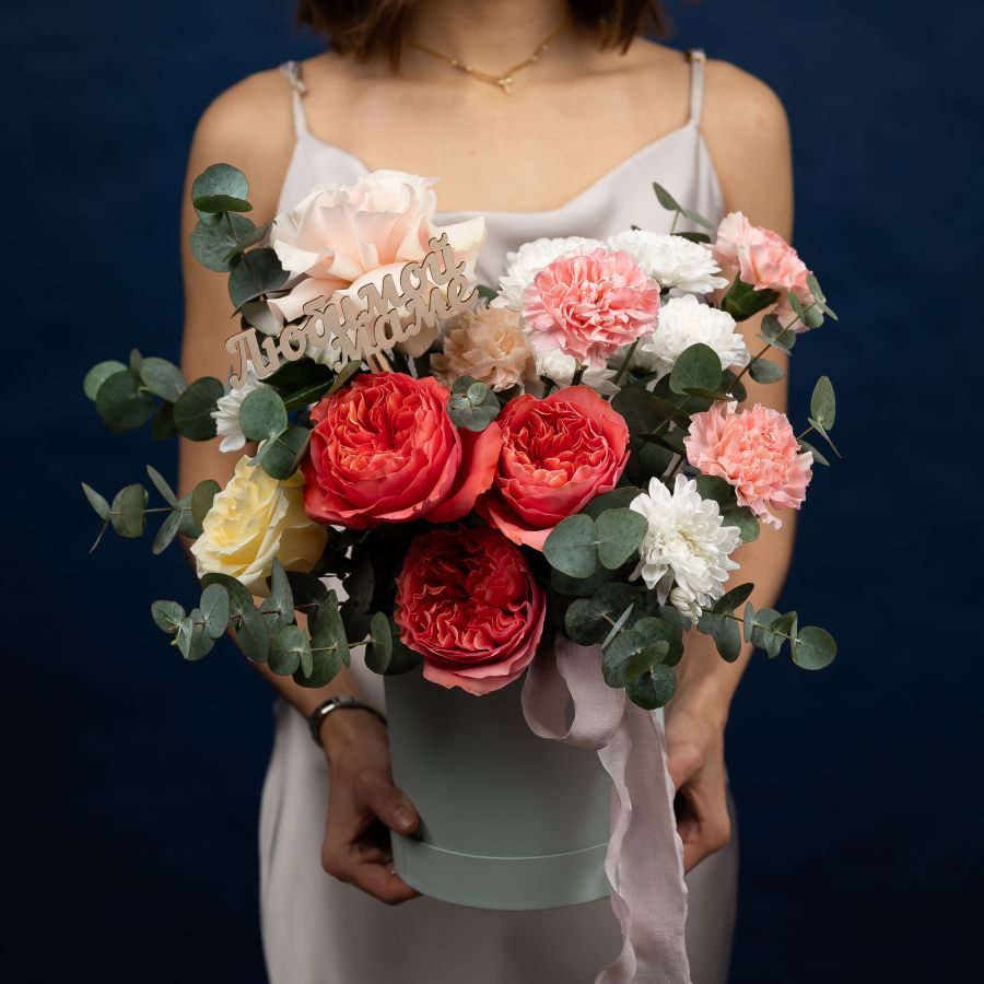 Цветы в коробке для с топпером "Любимой маме"