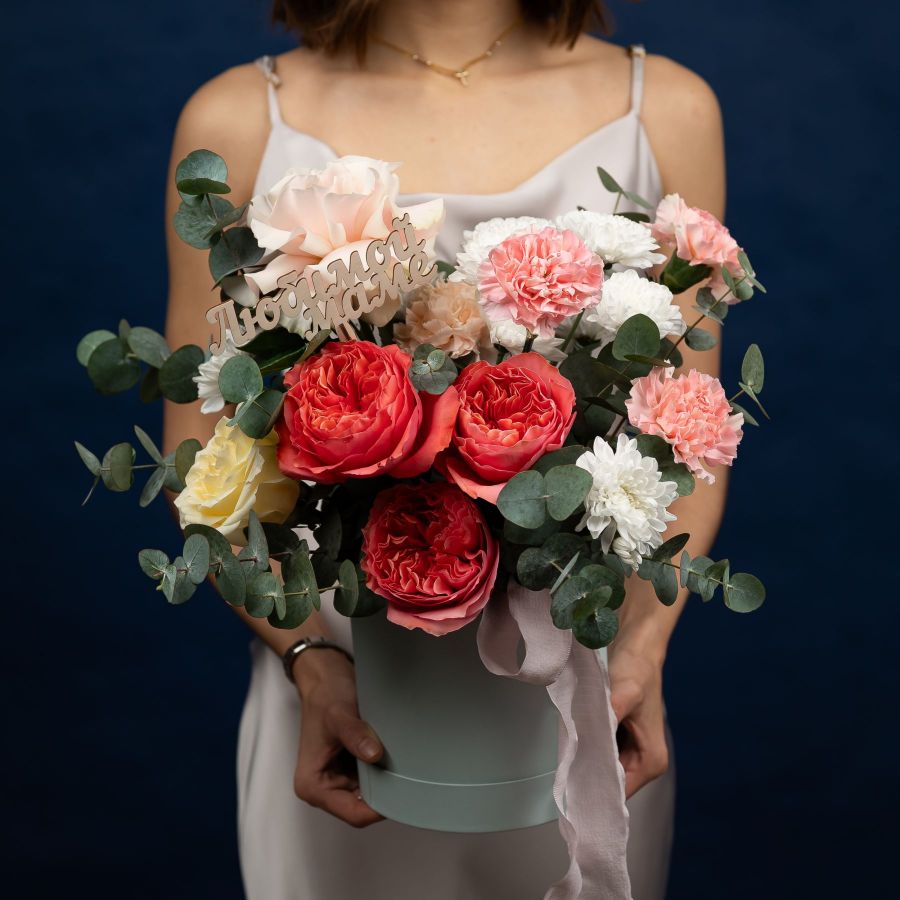 Цветы в коробке для с топпером "Любимой маме"