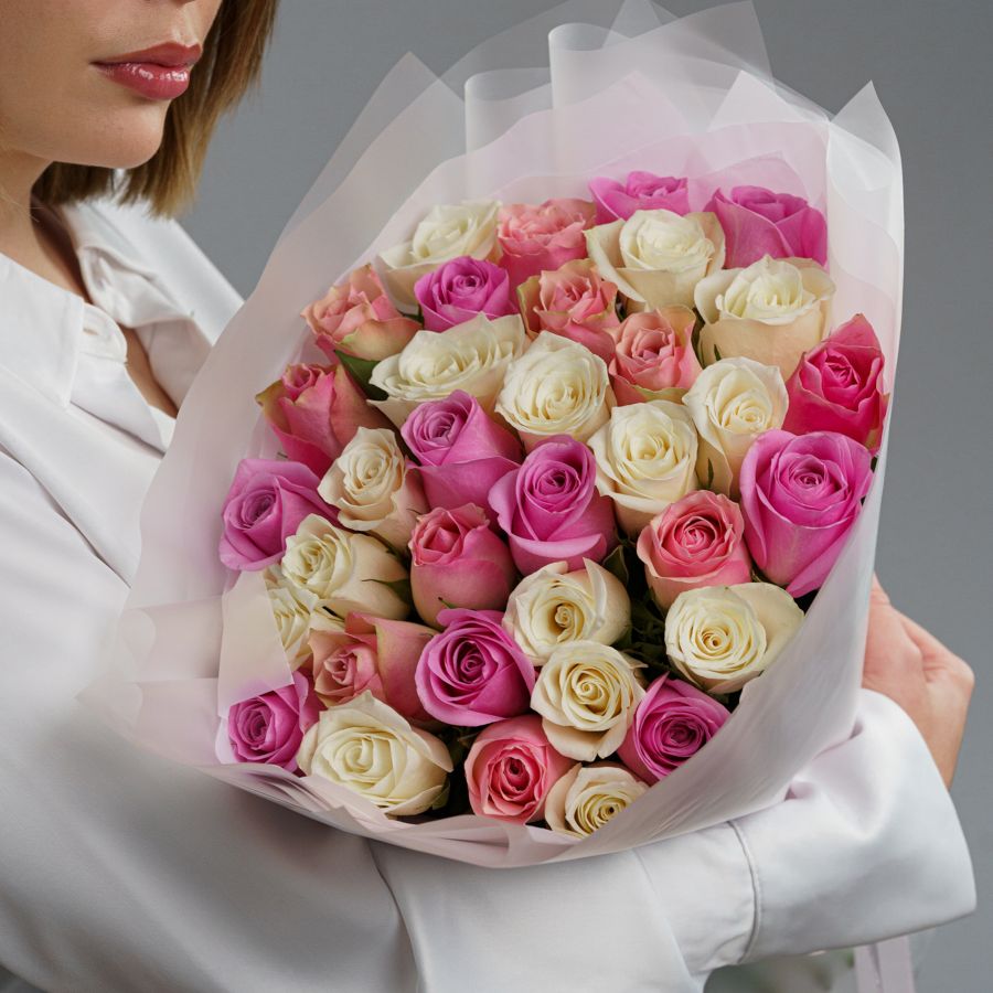 Букет из белых и нежно розовых роз