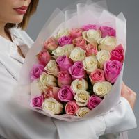 Букет из белых и нежно розовых роз