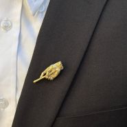 Брошь для фокусников "Рука с палочкой" от ВСЕМОГУСЕВА