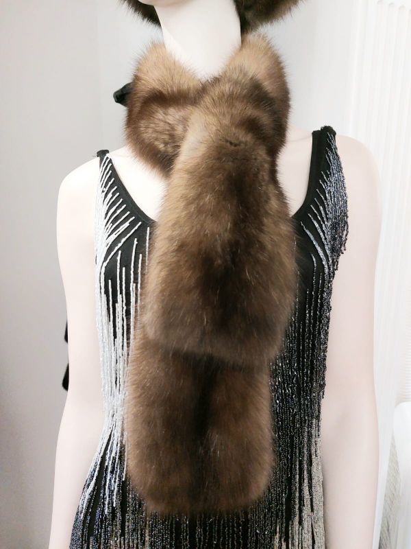 Меховой шарф из соболя в трендвом цвете 2026 - "золото"