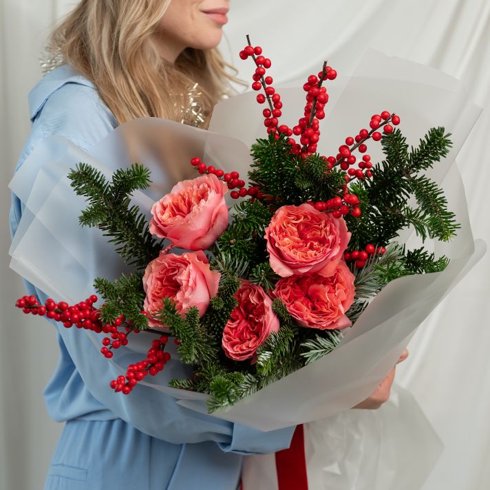 Зимний букет с пионовидными розами и ягодами