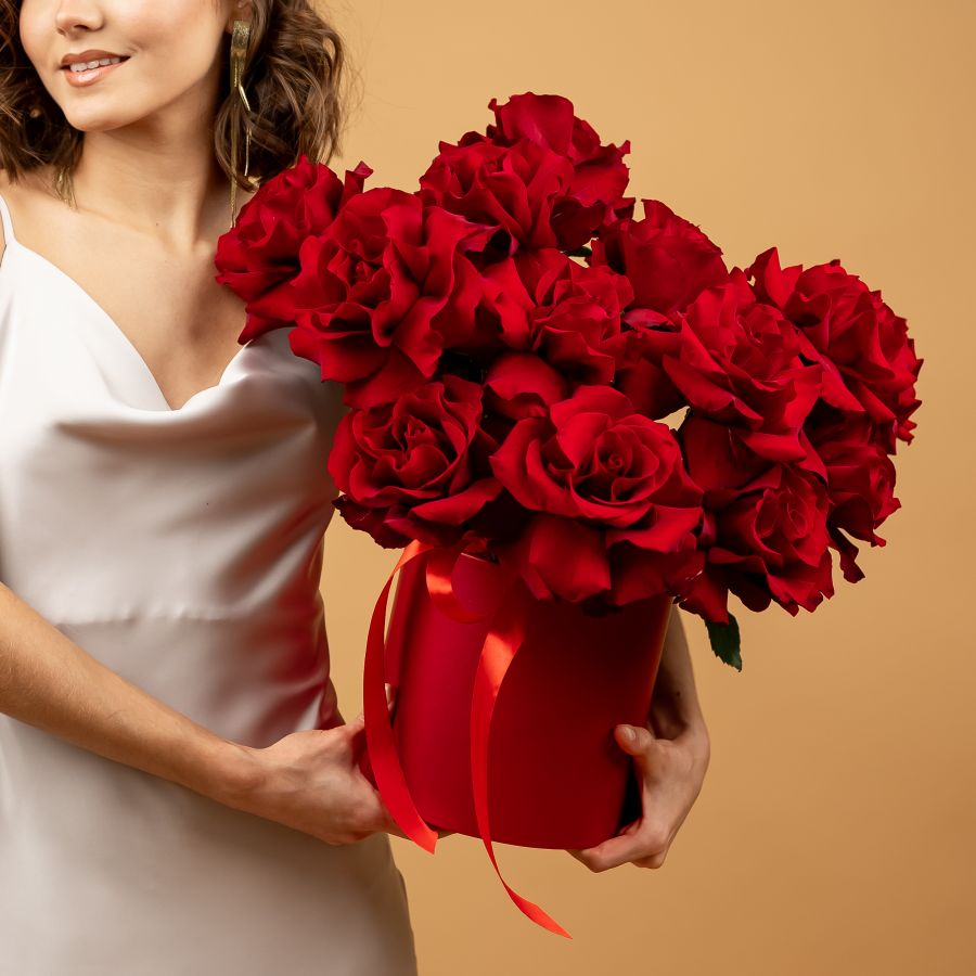 Коробка из 15 красных класических роз 60 см