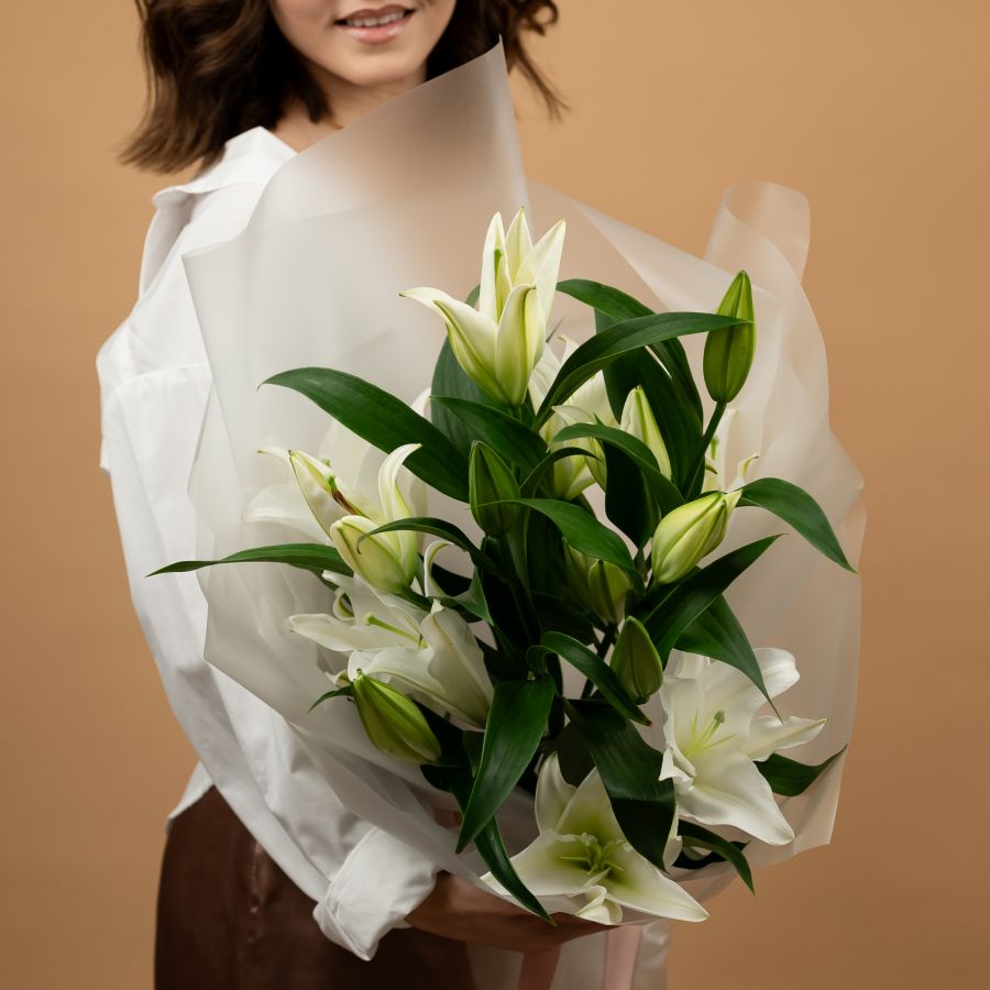 Букет из 3 белых ароматных лилий