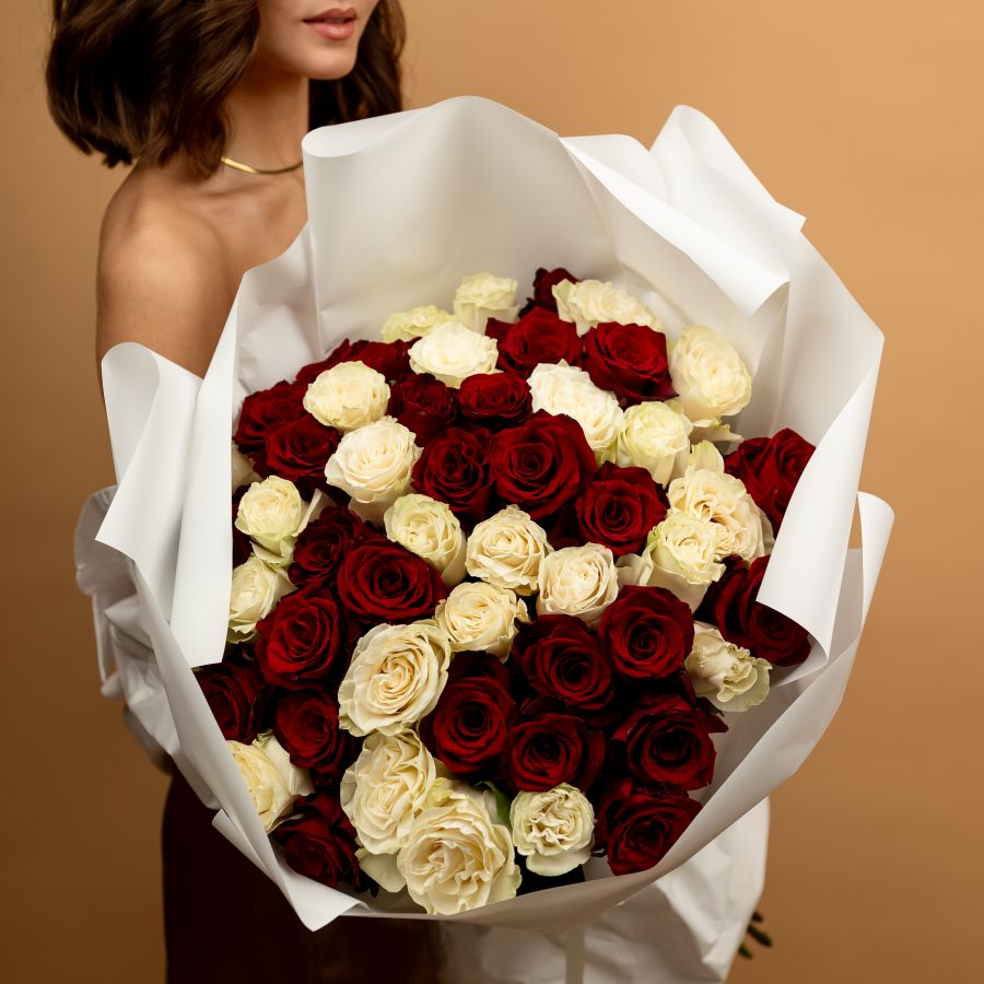 Букет из 51 роз красных и белых  60 см