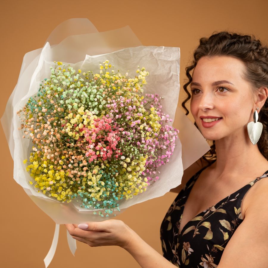 Легкий воздушный букет из 7 радужных гипсофил