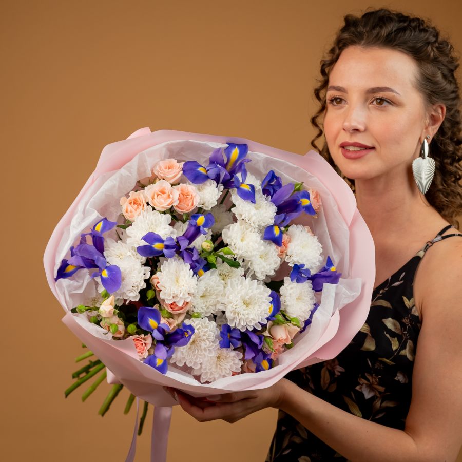 Сборный букет с ирисами