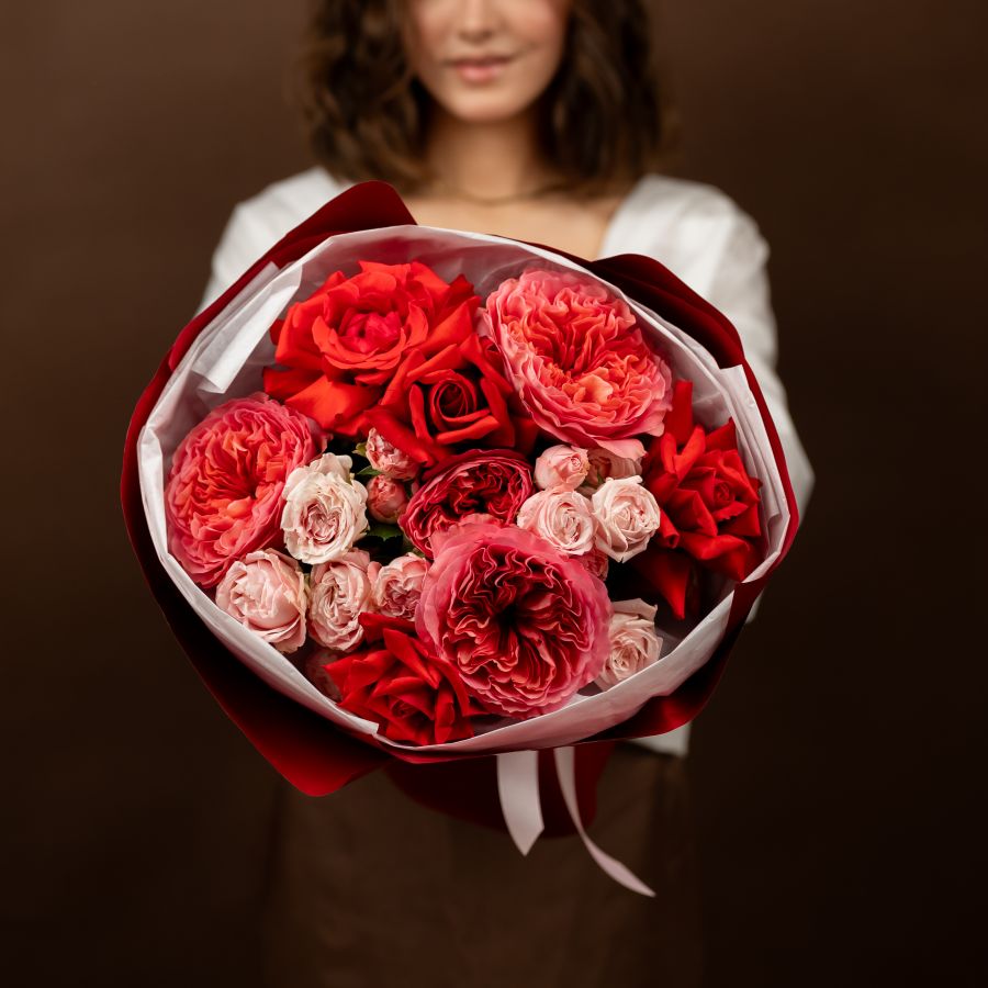 Букет  сборный из ярких цветов .