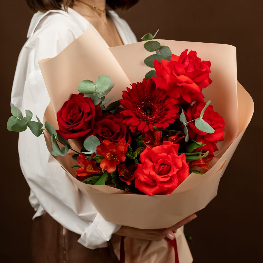 Букет  с красными розами и герберой