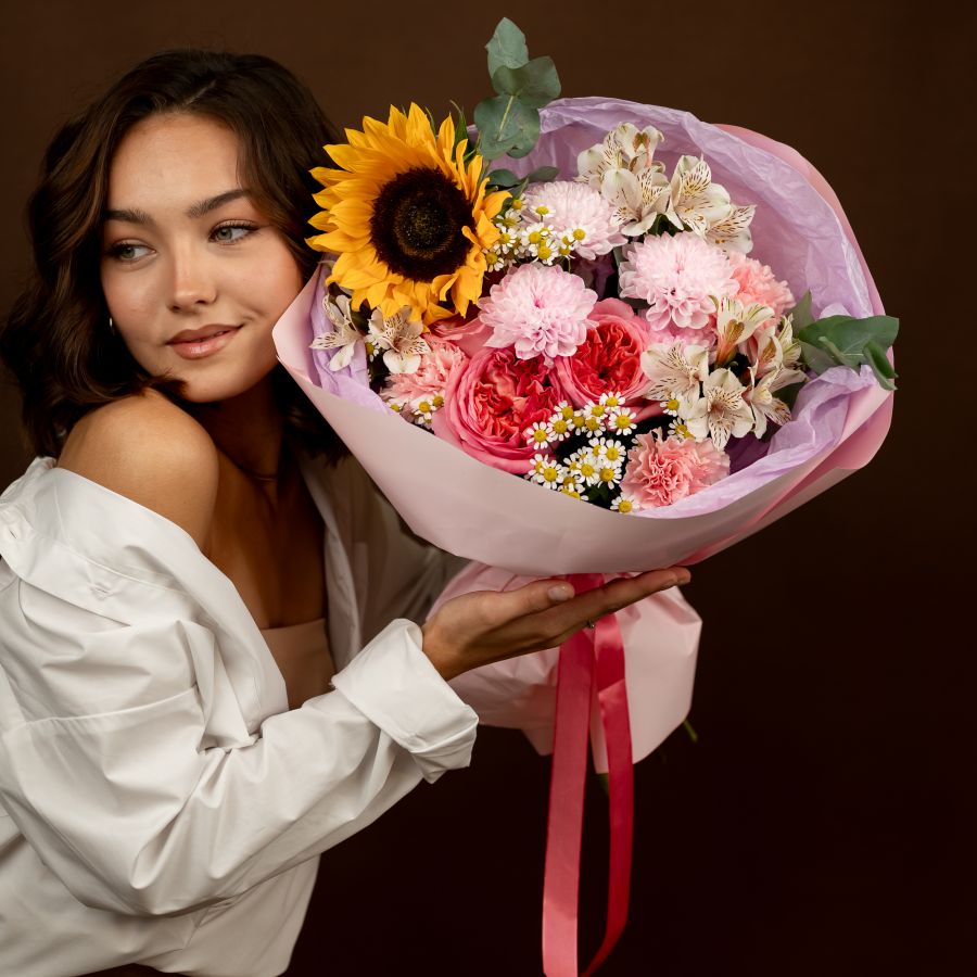 Сборный букет с пионовидными розами и подсолнухой