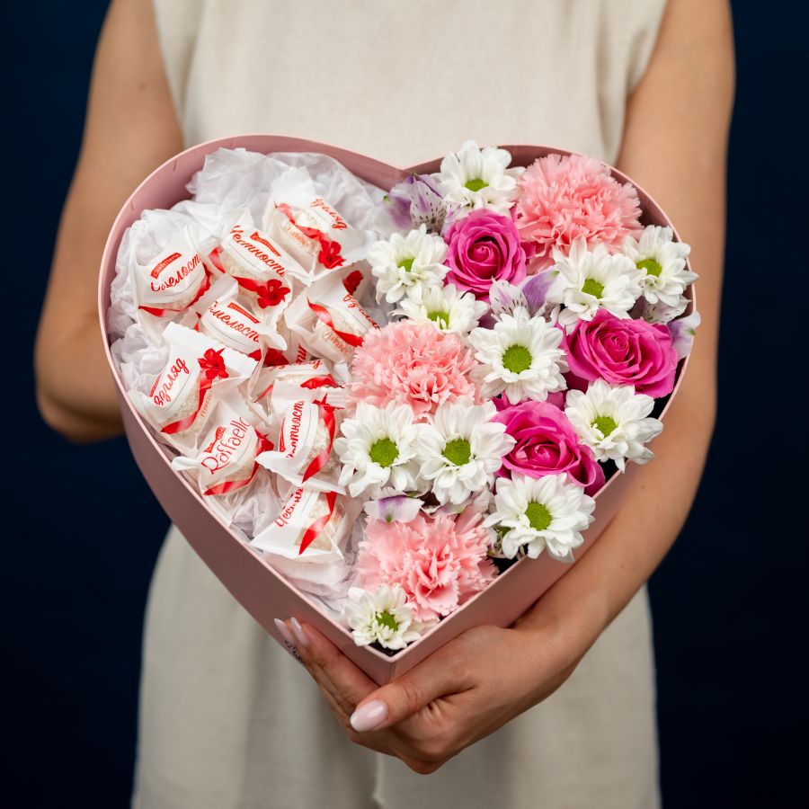 Сердце с розами и хризантемами с рафаэлло