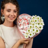 Сердце с белыми ромашками и с рафаэлло