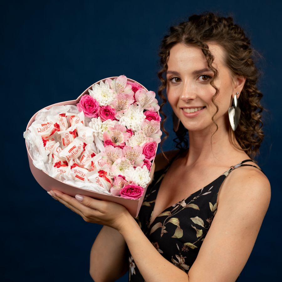 Сердце с нежными цветочками и с рафаэлло