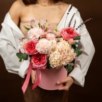 Цветы в коробке с прекрасными Гортензией и с  Диантусами