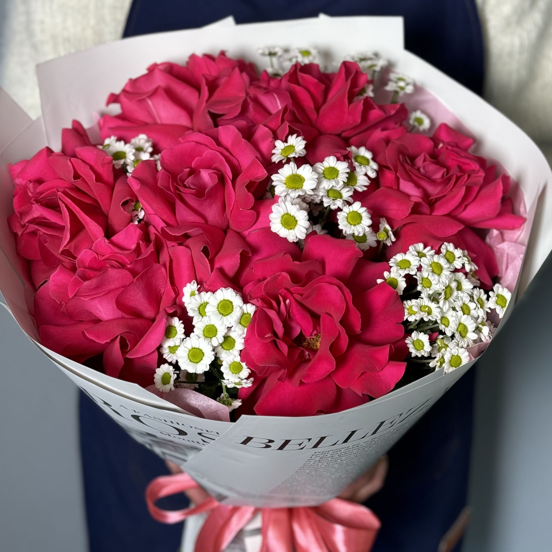 Букет малиновых роз с ромашками
