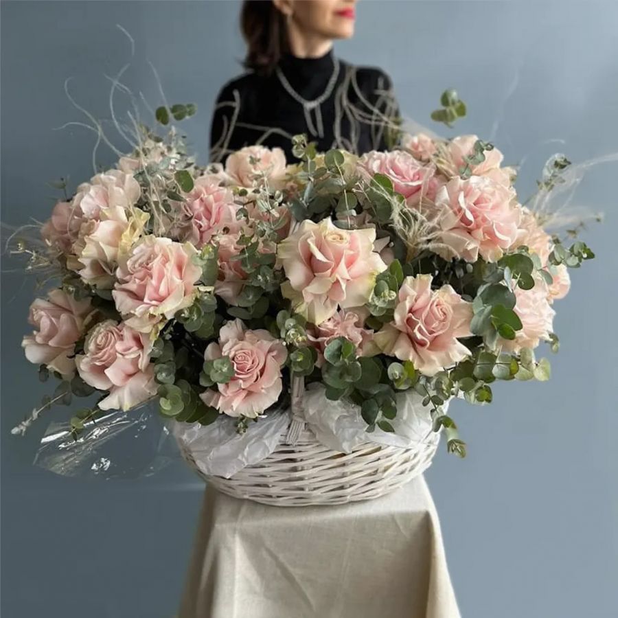 Большая корзина с французскими розами