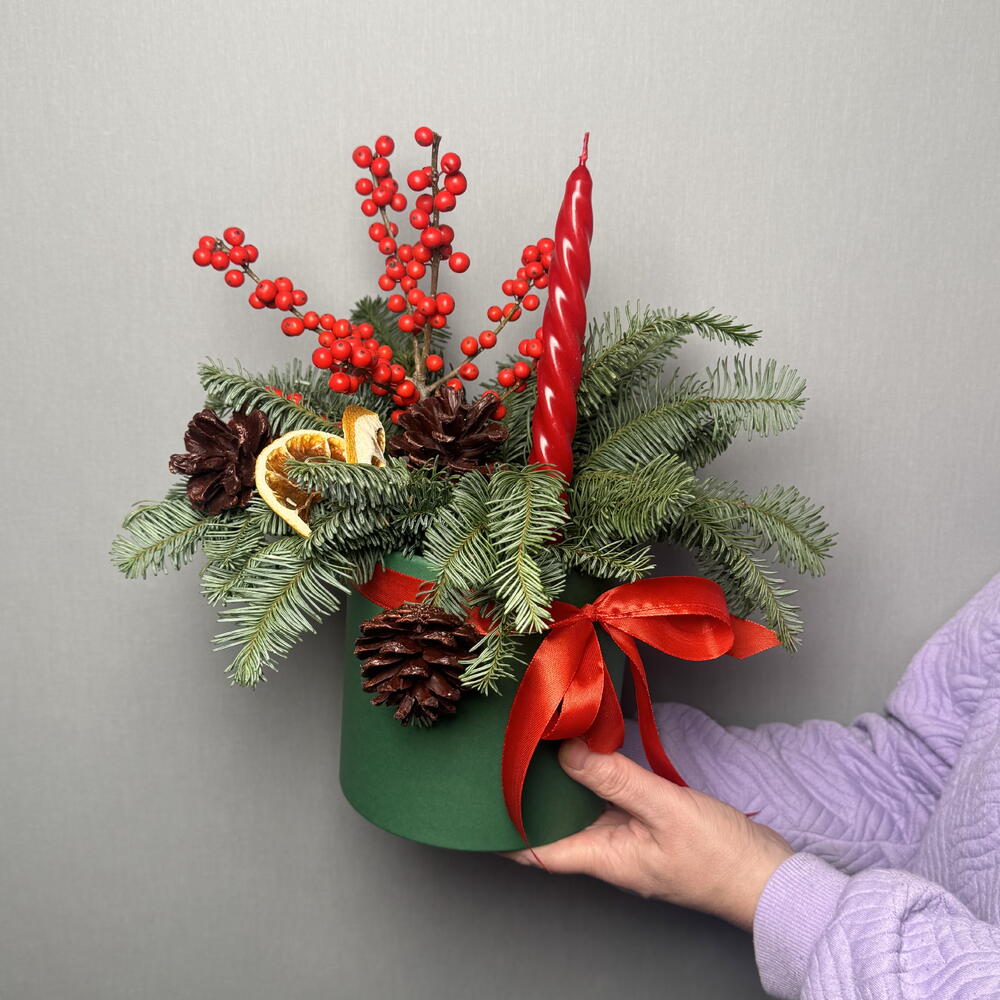 Новогодняя композиция с шишками и апельсином