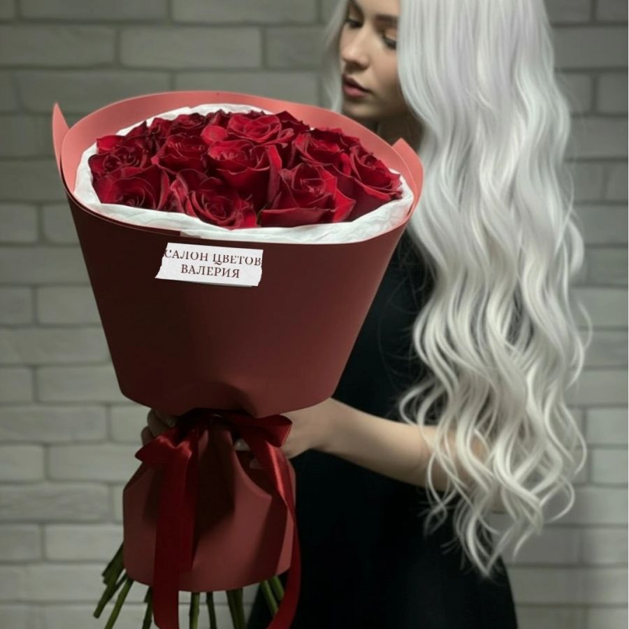 Бордовые розы в упаковке