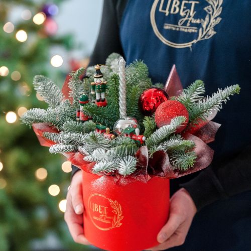 Яркая новогодняя композиция с нобилисом