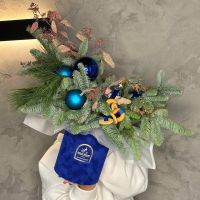 Новогодняя композиция с елью и шарами