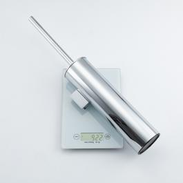 Gappo G903 unitaz fırçasının divarda quraşdırılmış halı – parlaq xrom korpusu və müasir dizaynı ilə hamam dekorasiyasında nümayiş etdirir. 1