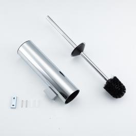 Gappo G903 unitaz fırçasının divarda quraşdırılmış halı – parlaq xrom korpusu və müasir dizaynı ilə hamam dekorasiyasında nümayiş etdirir.2