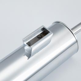 Gappo G903 unitaz fırçasının divarda quraşdırılmış halı – parlaq xrom korpusu və müasir dizaynı ilə hamam dekorasiyasında nümayiş etdirir. 4