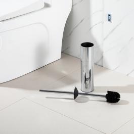 Gappo G903 unitaz fırçasının divarda quraşdırılmış halı – parlaq xrom korpusu və müasir dizaynı ilə hamam dekorasiyasında nümayiş etdirir.-3