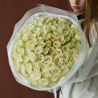 Букет из белых роз 60 см. в оформлении