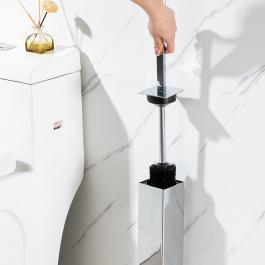 Gappo G904 unitaz fırçasının divarda quraşdırılmış halı – parlaq xrom korpusu və müasir dizaynı ilə hamam dekorasiyasında nümayiş etdirir. - 1