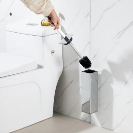 Gappo G904 unitaz fırçasının divarda quraşdırılmış halı – parlaq xrom korpusu və müasir dizaynı ilə hamam dekorasiyasında nümayiş etdirir. 3