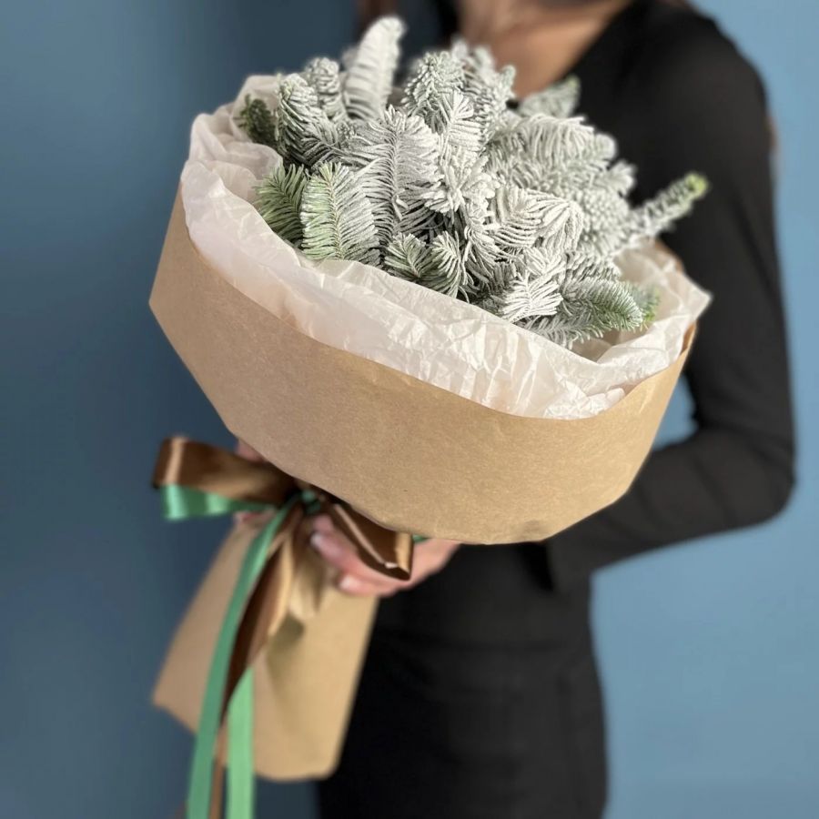 Заснеженные веточки нобилиса в крафте