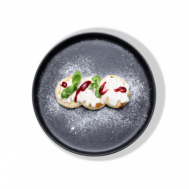 Сырники со сметанным муссом и малиновым соусом