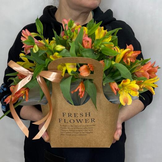 Яркие альстромерии в крафтовой сумочке