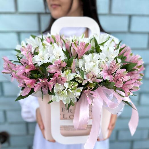 Нежные альстромерии в крафтовой сумочке