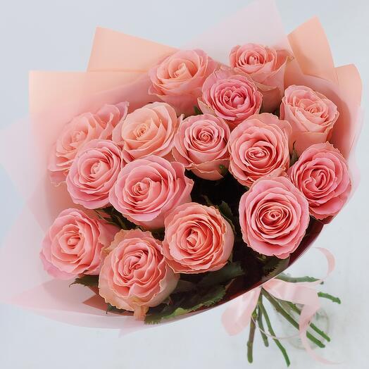 15 розово-персиковых роз в упаковке