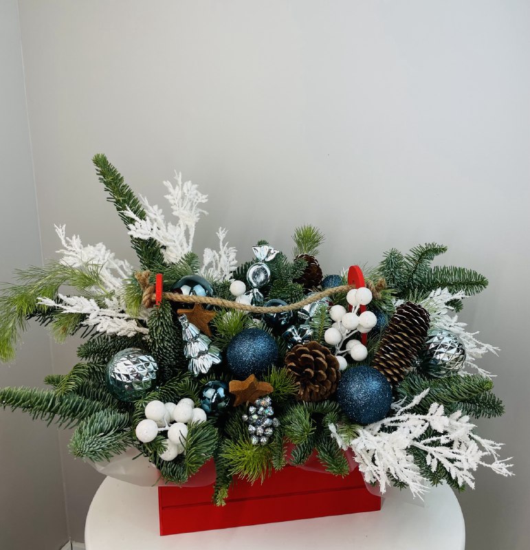 Новогодняя композиция в красном ящике