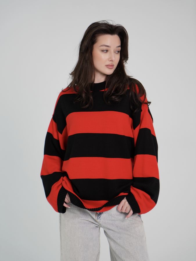 Свитер в красно-черную полоску