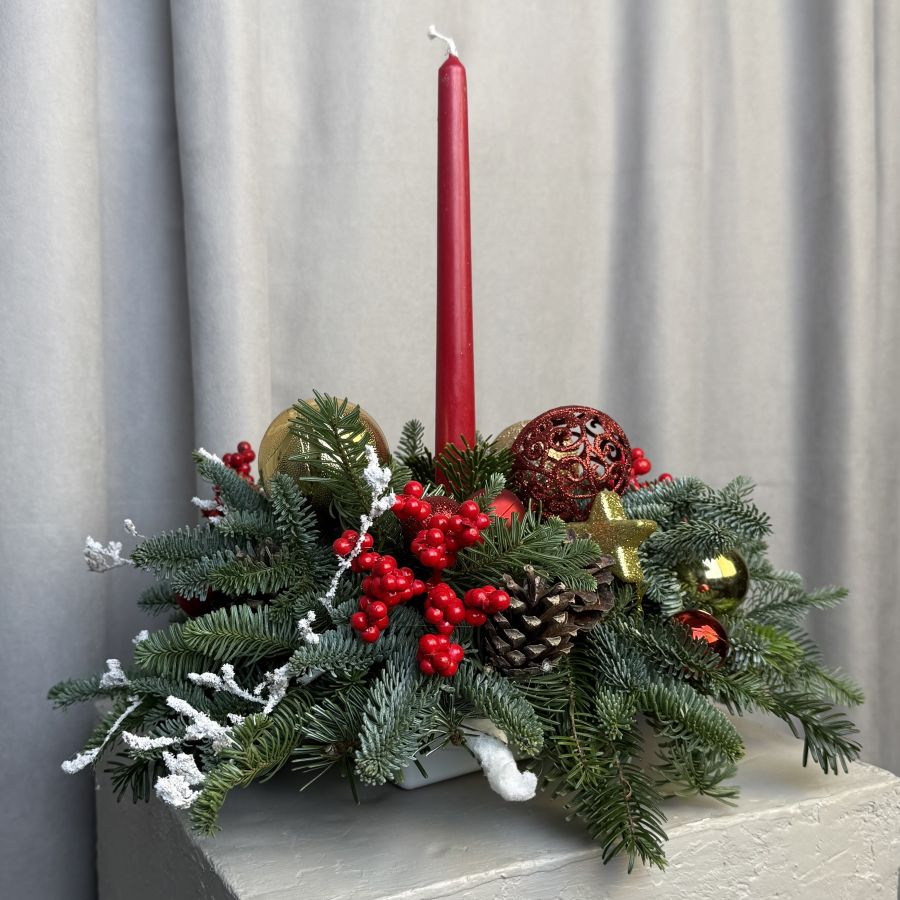 Новогодняя композиция с красной свечей