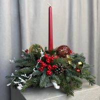 Новогодняя композиция с красной свечей