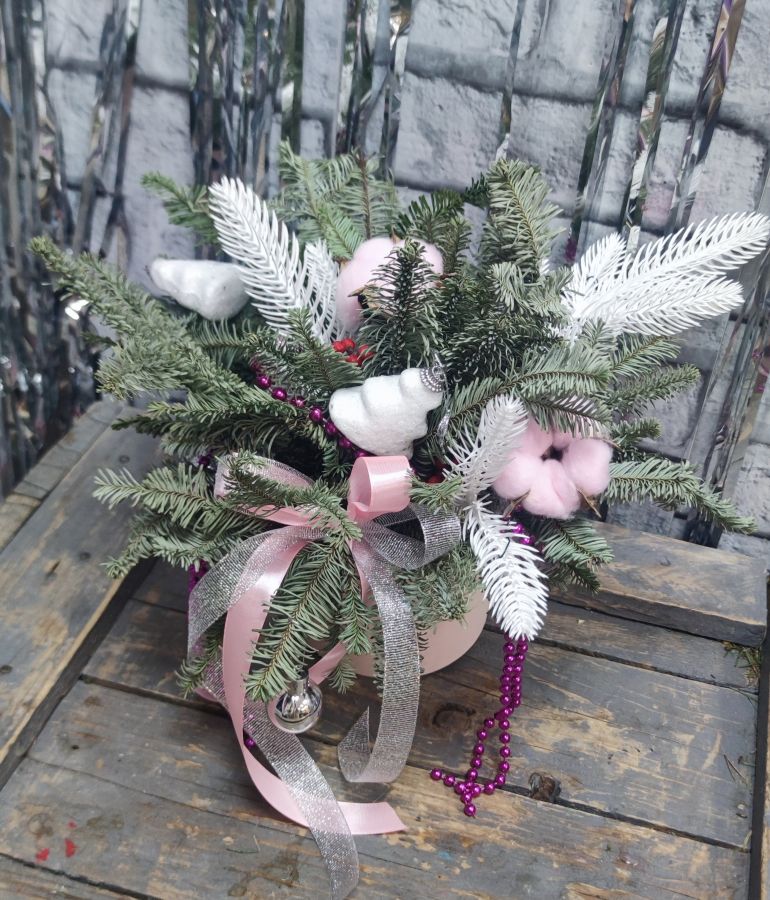 Конус с пихтовыми веточками