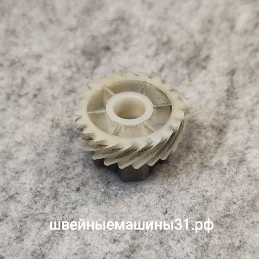 Зубчатое колесо привода челнока Б/У в рабочем состоянии. Количество зубьев 22; диаметр отверстия под вал 8 мм; диаметр зубчатой части 22,2 мм; длина 17,2 мм.      Цена 375 руб.