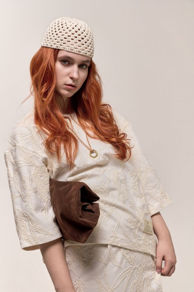 Трикотажный костюм с худи и юбкой-макси в оттенке шампань